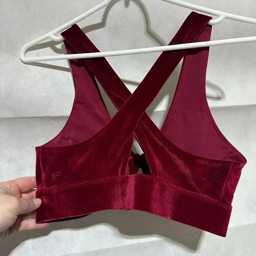 NWOT Fabletics M Oasis Twist Front Red Velvet Sports Bra with removable padding - Picture 2 of 4